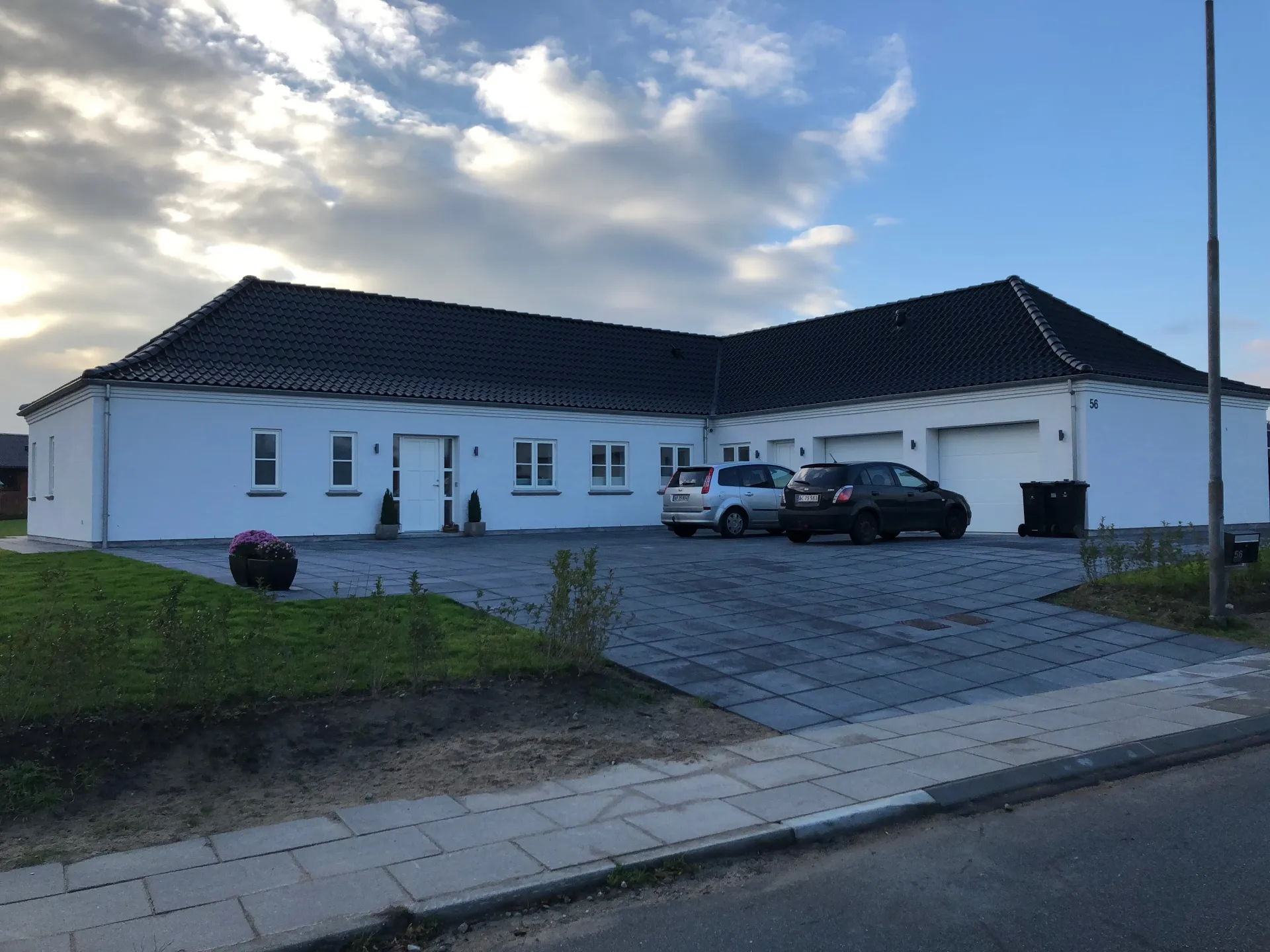 Moderne villa med kinesisk tag, haveside, Sæby — Arkitekttegnestuen Yderskov